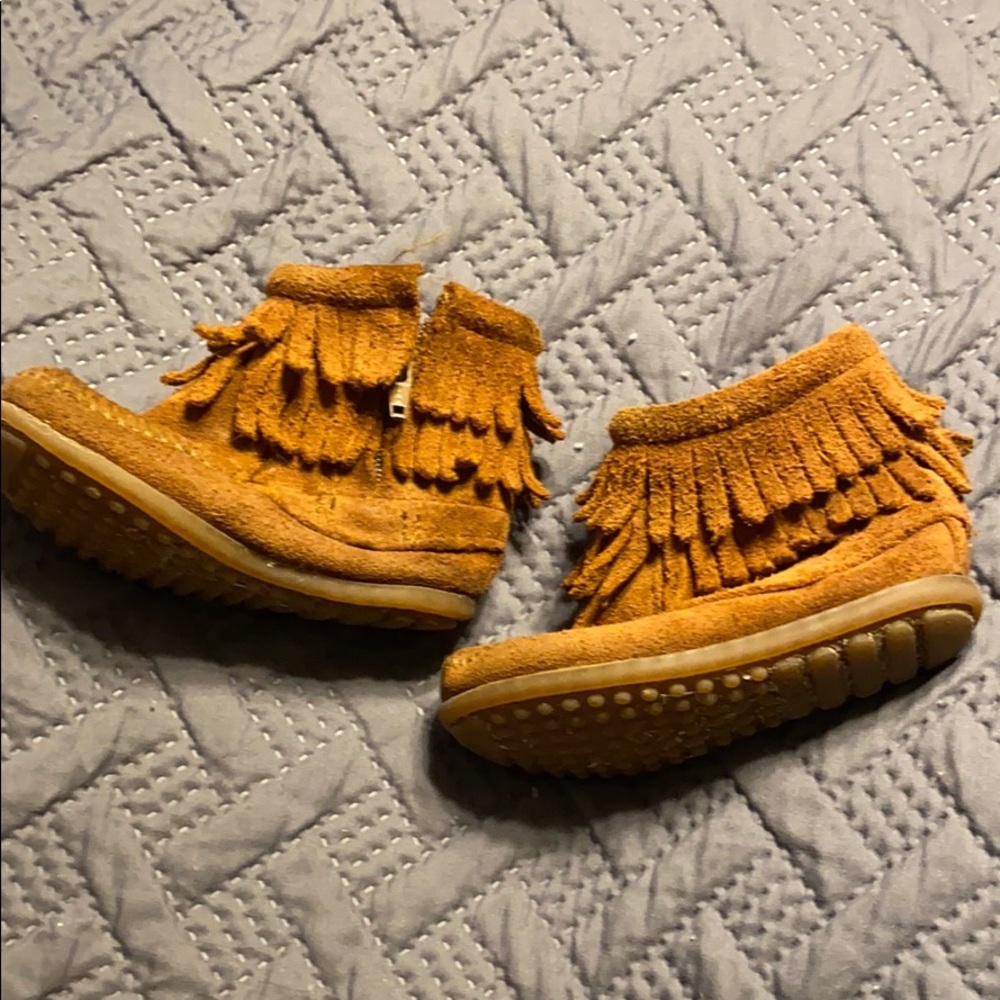 Minnetonka fringe boots size 8 toddler
